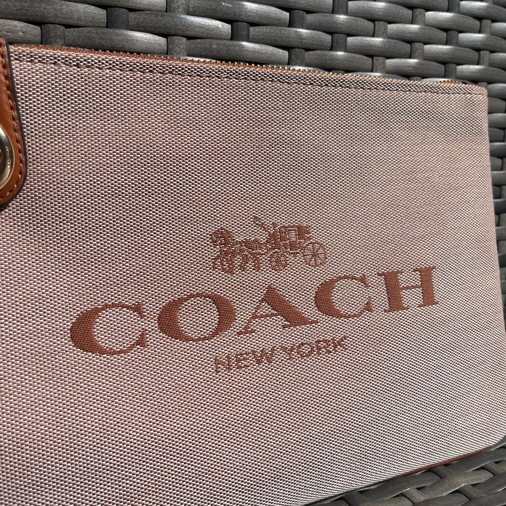 COACH Turnlock Pouch 26 With Horse And Carriage NWOT - Picture 2 of 8